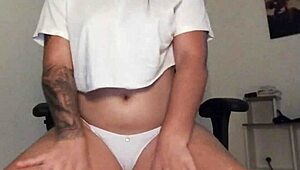 Lucyplay Echandose Cremita En Todo Su Cuerpo Y Tatuajes Deliciosos Mientras Habla Contigo