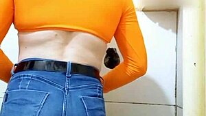 Carol Cross, the FEMBOY, looks GOSTOSA in her skirt