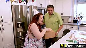 सौतेला बाप सौतेले बेटे को सौतेली माँ के साथ टैबू एनकाउंटर में देखता है