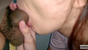 Na escadaria do prédio bati uma e acabei com a boca cheia de porra - public pov