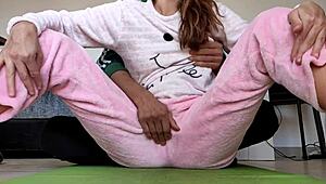 अपनी 18 साल की सेक्सी स्टीपसिस्टर की छोटी चुचियों और गीली हॉर्नी चूत को पजामे में टेस कर रहा हूँ