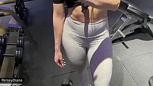 जिम में फिटनेस कोच पिक अप कर घर पर रफ फक