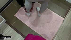 जिम में फिटनेस कोच पिक अप कर घर पर रफ फक