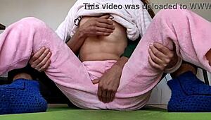 अपनी 18 साल की सेक्सी स्टीपसिस्टर की छोटी चुचियों और गीली हॉर्नी चूत को पजामे में टेस कर रहा हूँ