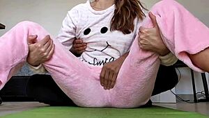 अपनी 18 साल की सेक्सी स्टीपसिस्टर की छोटी चुचियों और गीली हॉर्नी चूत को पजामे में टेस कर रहा हूँ