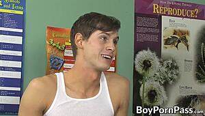 यो, स्वीट ट्विंक्स क्लासरूम में किसिंग और बैंगिंग करते हैं! 🥵