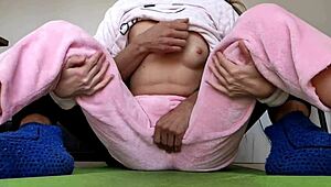 अपनी 18 साल की सेक्सी स्टीपसिस्टर की छोटी चुचियों और गीली हॉर्नी चूत को पजामे में टेस कर रहा हूँ