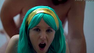 Blue-eyed babe gets creamy finish in bed