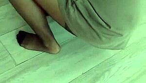 Turbanli Nylon Pantyhose Mature Woman Cleans the Floor