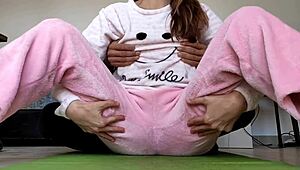 अपनी 18 साल की सेक्सी स्टीपसिस्टर की छोटी चुचियों और गीली हॉर्नी चूत को पजामे में टेस कर रहा हूँ