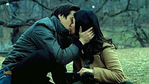 Enrique Gil and Liza Soberano Share Intimate Kiss