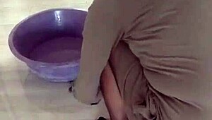 Turbanli Nylon Pantyhose Mature Woman Cleans the Floor