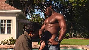 वोहा! बफ ब्लैक स्टड को सक्ड किया जाता है और टाइट गैंड में डीप स्लैम करता है आउटडोर्स 😈