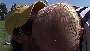 पर्सिया की प्रिंसेस वाइल्ड एफएफएम थ्रीसम में सेड्यूस करती है