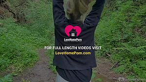 गर्लफ्रेंड जंगल में वाइल्ड फेशियल लेती है, डेम!