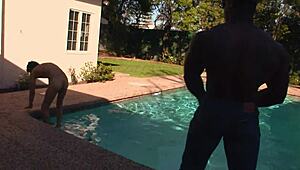 वोहा! बफ ब्लैक स्टड को सक्ड किया जाता है और टाइट गैंड में डीप स्लैम करता है आउटडोर्स 😈