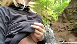 गर्लफ्रेंड जंगल में वाइल्ड फेशियल लेती है, डेम!