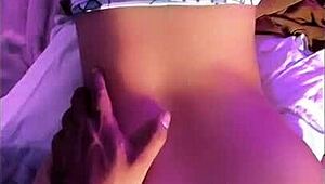 ¡Pinche puta, mueve ese culo rico mientras te follo!