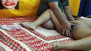 भारतीय पत्नी को पति द्वारा देसी एक्शन में गर्मी से उंगली करती है