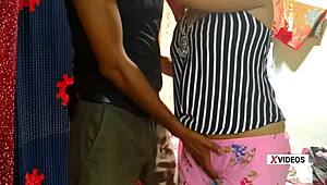 यह क्यूट नेवलीवेड भाभी शायद हसबैंड से कभी इतनी वाइल्ड एक्शन नहीं मिली। पब्लिक क्रीमपाई हॉर्नी यंग 18+ कपल के साथ।