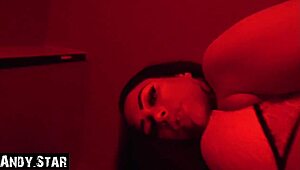 Geiler Dreier mit prostituierter Schlampe im Puff, hart gefickt