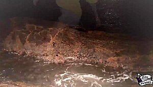 Novinha masturbates to orgasm on the beach