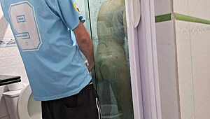 Pediu pra usar o banheiro com ela no banho?