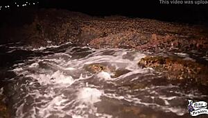 Novinha masturbates to orgasm on the beach