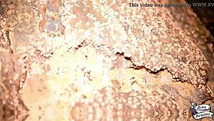 Novinha masturbates to orgasm on the beach