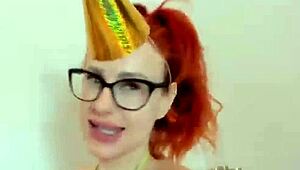 एंजल विकी मैडी ब्लैक को उसकी बर्थडे पर चुदाई करती है!