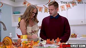 यंग 18+ गाय स्टेप ग्रेनी और मॉमी दोनों से चूसा गया