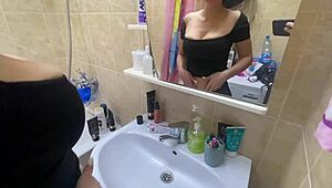 i spy on big-boobed stepmom in bathroom and jerk off 😏