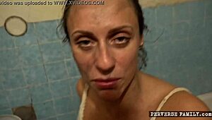 मैंने अपनी बीवी को डैडी के दोस्तों के साथ वाइल्ड मजा के लिए शेयर किया