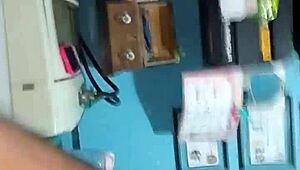 no se da cuenta que la estoy grabando mientras la follo por detras