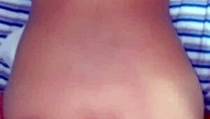 no se da cuenta que la estoy grabando mientras la follo por detras