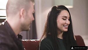 वाह, गेबी पाल्ट्रोवा ने अपनी पहली तेज फव्वारे के बाद हर बूंद निगल ली!