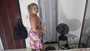 Fodendo o bumbum da titia, enchendo ela de porra na cara
