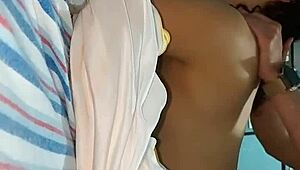 no se da cuenta que la estoy grabando mientras la follo por detras