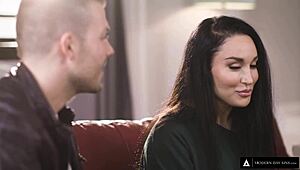 वाह, गेबी पाल्ट्रोवा ने अपनी पहली तेज फव्वारे के बाद हर बूंद निगल ली!