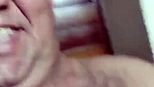 Horny Novinha Fucks Coroa While Talking to Boyfriend