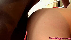 क्लासी यूरोबेब हील्स में इंटररेसल एनकाउंटर का मजा लेती है