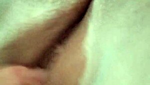 Novinha Tarada Gozando Na Siririca