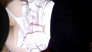 Follando en el Salon con Colegiala de Gran Culo Primeriza