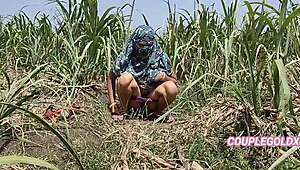 कोमल खेत में मूत रही थी कि मालिक ने चुपके से आकर बैठ कर घर ले गए