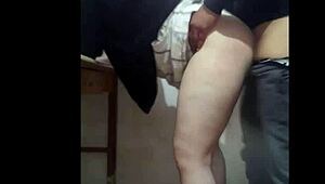 Follando en el Salon con Colegiala de Gran Culo Primeriza