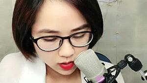 korean beauty with short hair livestreams on uplive