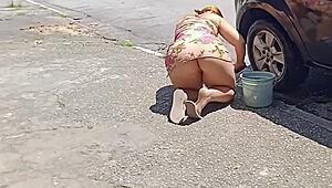 Limpando o carro na rua sem calcinha, everyone can see my ass!