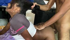 Mi hermanastra me despierta con una buena mamada y me corro en su boca