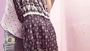 बीबी घर पर नहीं थी तो हसबैंड ने हुकर को वाइल्ड बांगिंग के लिए बुलाया और उसे टियर अप किया, हिंदी ऑडियो