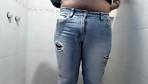 i'm masturbatin in the bathrom with a vibrator, feelin so good